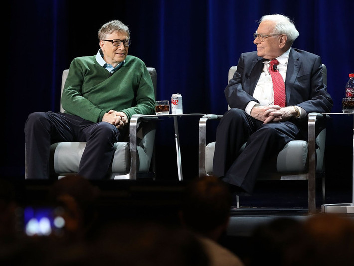 Năm 2010, ông cùng Bill và Melinda Gates thành lập The Giving Pledge, sáng kiến khuyến khích những người giàu nhất thế giới quyên góp phần lớn tài sản của họ để làm từ thiện. Vào năm 2016, ông quyên góp 2,9 tỷ USD cho nhiều tổ chức từ thiện, gồm Bill & Melinda Gates Foundation và Susan Thompson Buffett Foundation - được đặt tên theo người vợ quá cố của ông. Trong năm nay, ông đã rút 2,6 tỷ USD cổ phiếu của Berkshire Hathaway để quyên góp cho Bill & Melinda Gates Foundation, ngoài ra còn rút 800 triệu USD cổ phiếu công ty này để dành cho 4 tổ chức từ thiện Susan Thompson Buffett Foundation, Sherwood Foundation, Howard G. Buffett Foundation, và NoVo Foundation.