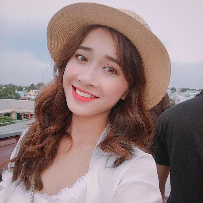 Em gái Nhã Phương - Trần Phương Anh (sinh năm 1992) và học tại khoa Diễn xuất của ĐH Sân khấu Điện Anh sở hữu nhan sắt không thu kém bất cứ hot girl nào.