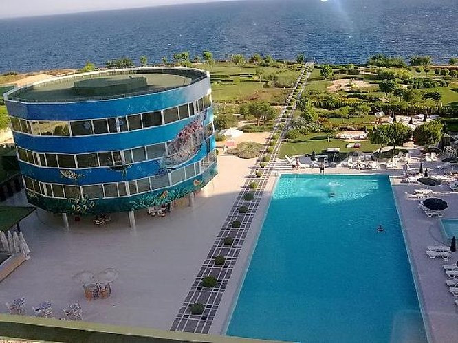 4. Marmara Antalya - Thổ Nhĩ KỳKhách sạn có thể xoay tròn này là một kỳ công về kỹ thuật. Nằm gần Antalya, tòa nhà nặng 2.750 tấn dường như trôi nổi trên một bể nước, cho phép xoay vòng và du khách tha hồ ngắm nghía cảnh quan của Địa Trung Hải được thay đổi theo vòng xoay. Bạn có thể đi ngủ sau khi ngắm nghía hồ bơi và thức dậy lại được đối mặt bình minh của biển.