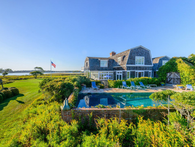 10. 19 Chauncey Close, East Hampton - Giá: 17,28 triệu USD Ngoài ao nước rộng hơn 120m, dinh thự theo kiến trúc Georgica còn có hướng nhìn trực diện ra Đại Tây Dương. Với diện tích hơn 560 m2, căn nhà có 5 phòng tắm và 4,5 phòng ngủ. Tại đây còn có 1 bể bơi, 3 lò sưởi.