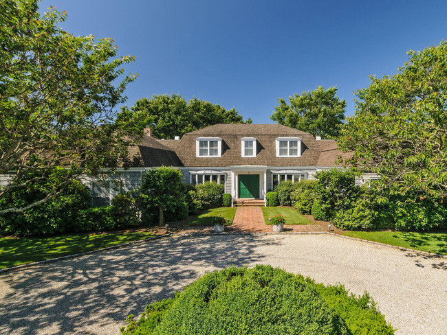 4. 477 Little Plains Road, Southampton - Giá: 24 triệu USD Chỉ cách mặt biển hơn 60m, căn nhà này nằm trên diện tích đất hơn 2 hecta, giữa các vườn hoa hồng, bể bơi và sân tennis.