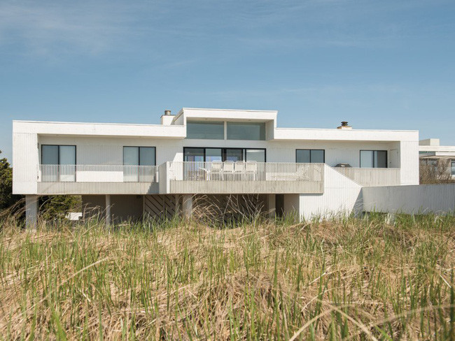 8. 79 Surfside Drive, Bridgehampton - Giá: 18,8 triệu USD Có diện tích 185 m2, dinh thự trước biển này sở hữu thiết kế hiện đại với 4 phòng ngủ, 2 phòng tắm. Tại đây còn có bể bơi nước nóng.
