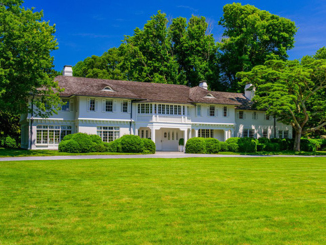 5. 121 Further Lane, East Hampton - Giá: 24 triệu USD Với 10 phòng ngủ, dinh thự này có thiết kế chú trọng tới sự riêng tư tuyệt đối. Nằm trên diện tích đất hơn 3 hecta, tại đây còn có một căn nhà riêng biệt với 2 phòng ngủ dành cho khách. Được xây dựng vào năm 1917, đây từng được công nhận là một trong những dinh thự đẹp nhất tại Mỹ.