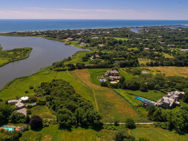 7. 719 Ocean Road, Bridgehampton - Giá: 22,7 triệu USD Nằm trên diện tích đất gần 1,7 hecta, bao gồm hơn 100m trước bờ biển Bridgehampton, dinh thự này có 2 phòng ngủ và 2 phòng tắm.