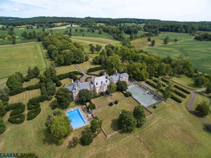 9. Virginia - Trị giá 29.95 triệu USD, căn nhà hai tầng mang phong cách thời kỳ Phục hưng tại Warrenton đã trở thành bất động sản đắt đỏ nhất Virginia. Với diện tích hơn 3.500 m2, căn nhà này từng được cải tạo và hiện có một nhà nghỉ, khu cưỡi ngựa, tất cả 22 phòng ngủ và 16 phòng tắm.
