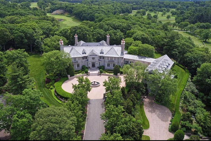 4. Massachusetts - Ngôi nhà đắt nhất bang Massachusetts nằm ở Chestnut Hill với giá trị 69 triệu USD. Điểm khác biệt của nó so với những biệt thự sang trọng khác ở Mỹ là nó được xây dựng nhằm đảm bảo sự riêng tư cao nhất của gia chủ. Toàn bộ khuôn viên hơn 5 ha được thiết kế như một tấm thảm tuyệt đẹp với các khu vườn, bãi cỏ, ao hồ và những mỏm đá điêu khắc. Về kiến trúc, mặt tiền biệt thự bằng đá vôi Adiana được uốn cong tạo nên sự độc đáo cho không gian rộng hơn 2.400 m2.