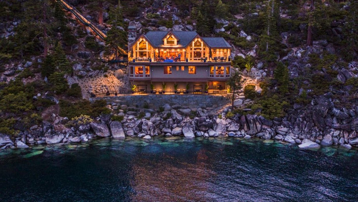3. Nevada - Không quá đắt đỏ như New York và California, căn nhà có giá trị cao nhất bang Nevada vào khoảng 75 triệu USD. Nó nằm ở Crystal Bay với diện tích hơn 1.500 m2. Căn nhà này gồm nhà chính, nhà khách, khu vực nhà bãi biển, cùng với 8 phòng ngủ và 11 phòng tắm. Theo đánh giá của các công ty môi giới bất động sản, biệt thự này được xây dựng với sự sáng tạo, khéo léo và bằng cả tình yêu của những người xây dựng.