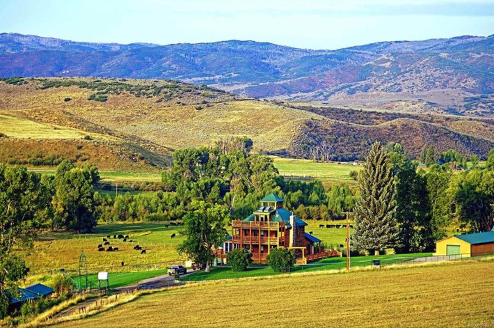 6. Colorado - Căn nhà dành cho gia đình nằm ở số 4.355 đường Routt County 29 Williams, Hamilton hiện có giá cao nhất Colarado với 39,5 triệu USD. Căn nhà được xây năm 1998 với diện tích gần 1.000 m2, gồm 5 phòng ngủ, 7 phòng tắm.
