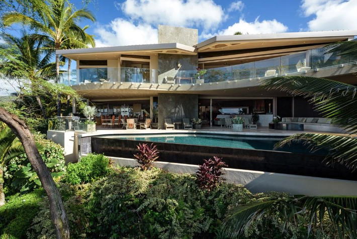 10. Hawaii - Căn biệt thự ở Kihei được đánh giá tận dụng tối đa phong cách sống trong nhà và ngoài trời, hiện có giá cao nhất tại Hawaii, lên đến 29.8 triệu USD. Biệt thự có diện tích trên 800 m2 và toàn bộ nội thất tại 5 phòng ngủ đều khác biệt. Ấn tượng của nó là các phòng ngủ đều có hướng biển để ngắm khung cảnh tuyệt đẹp tại đây. Biệt thự cũng gồm cả quầy bar, khu vực bếp kết hợp giải trí. Nó được đánh giá cao dành cho những người có phong cách sống và thích nghỉ dưỡng.