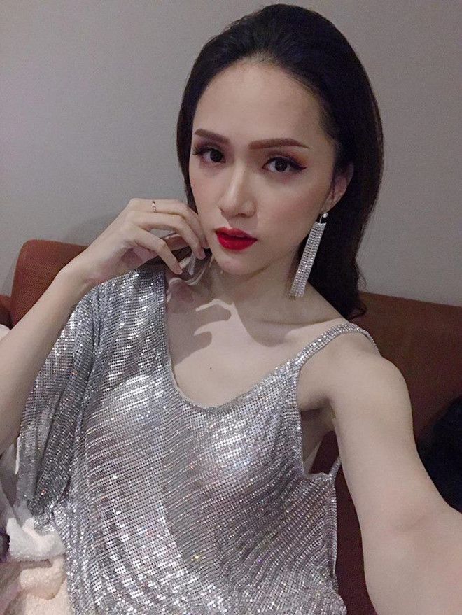 "Đẹp nhưng gầy quá chị ạ. Chị nên tăng cân để không ảnh hưởng sức khỏe" hay "Nhìn chị ngày càng xanh xao tụi em lo lắng" là hai trong số những bình luận của người hâm mộ khi thấy vóc dáng Hương Giang mỗi lúc một mỏng manh hơn.