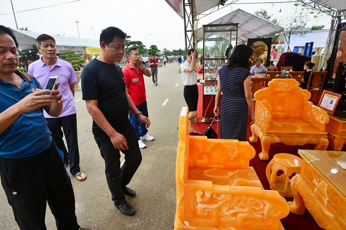 Nét độc đáo đặc biệt của bộ bàn ghế này thu hút sự chú ý của các du khách tham quan.