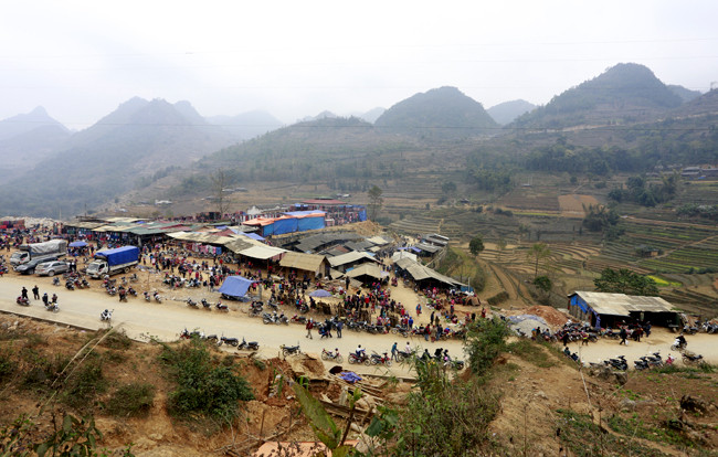 Nằm trên vùng núi cao và cách thành phố Lào Cai gần 100 km, du khách đến với chợ trâu, chim cảnh Cán Cấu (huyện Si Ma Cai, Lào Cai) sẽ đi qua những con đèo gấp khúc uốn lượn, càng lên cao càng dốc đứng rợn gáy, đặc trưng địa hình Tây Bắc.