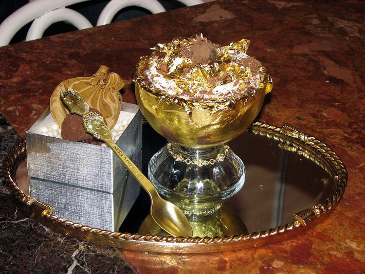 Lót bên trong chiếc ly là 23 karat vàng lá ăn được cùng món chocolate nổi tiếng thế giới của Serendipity 3, hỗn hợp 28 loại chocolate cao cấp nhập khẩu từ châu Phi và Nam Mỹ. Chiếc thìa ăn kèm cũng được làm từ vàng trị giá 14.000 USD. Ảnh: @Observer.