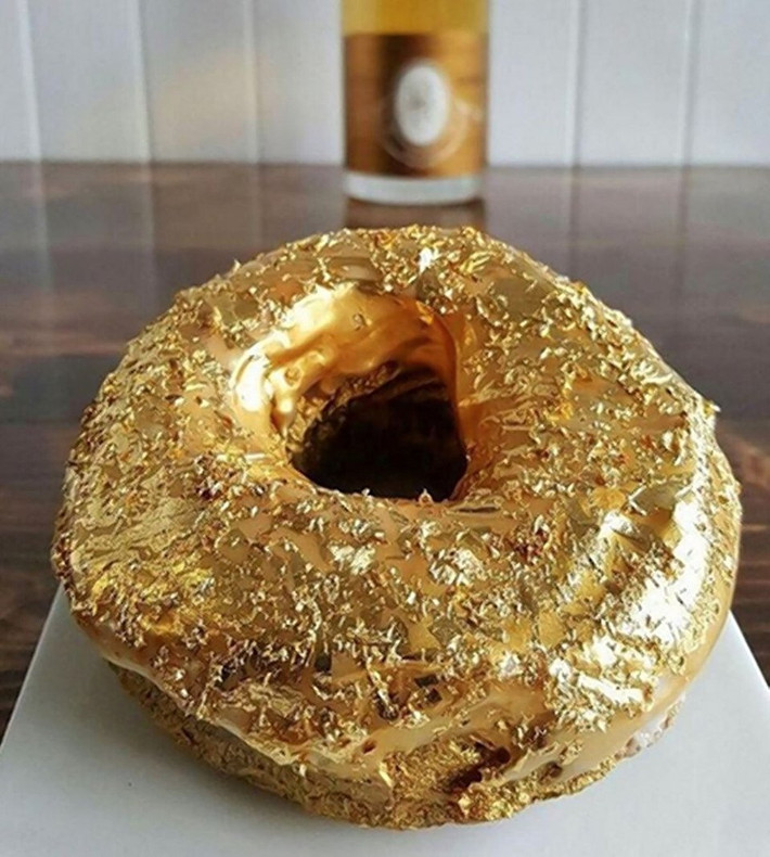 Đầu bếp Tujague đã sử dụng kem phomai truffle Alba và mứt nho Riesling, điểm những lá vàng phía trên để trang trí cho thêm phần đặc biệt. Với mức giá đắt đỏ lên tới 1.000 USD/chiếc bánh, món ăn này chỉ được phục vụ vào bữa sáng và thực khách phải đặt trước một ngày. Ảnh: @manilasocialclub.