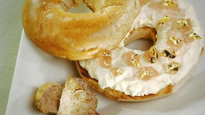5. The Thousand Dollar Bagel - 1.000 USD: Vào năm 2007, đầu bếp Frank Tujague của khách sạn Westin đã biến chiếc bánh Bagel (bánh mì vòng) bình thường thành phiên bản cao cấp hơn gấp nhiều lần. Ảnh: Westinnewyork.