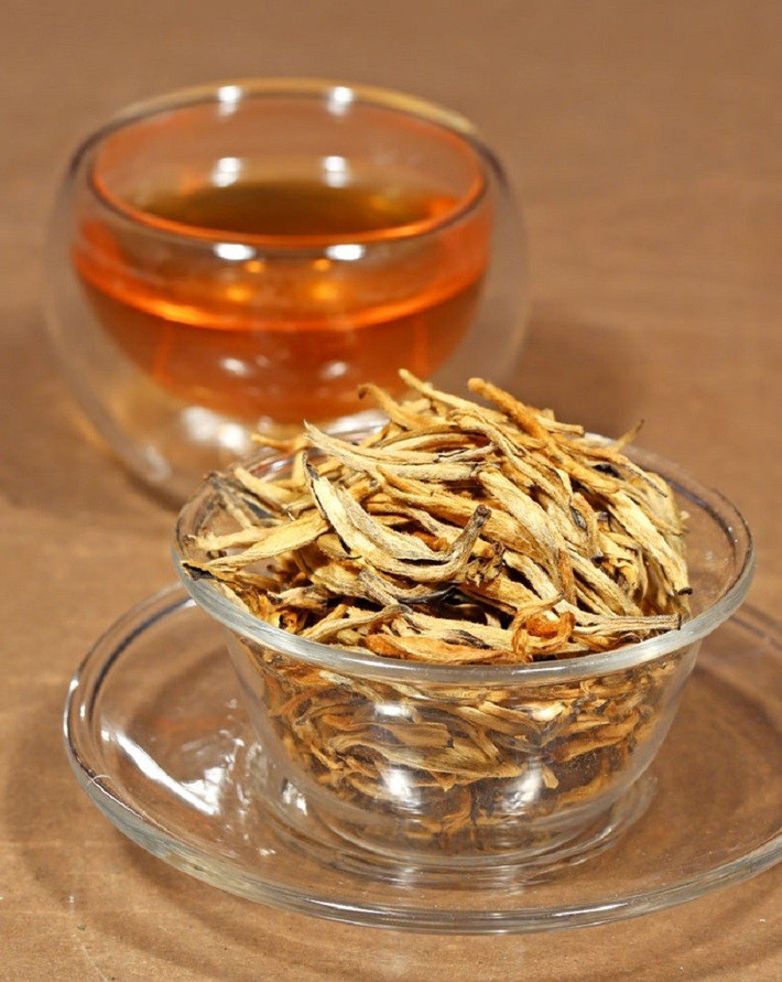 2. TWG Yellow Gold Tea Buds - 3.000 USD/100 gram: Trà là một trong những thức uống tồn tại lâu đời nhất trong lịch sử loài người với nhiều phiên bản riêng biệt ở mỗi nền văn hóa khác nhau. Ảnh: Clickkernews.