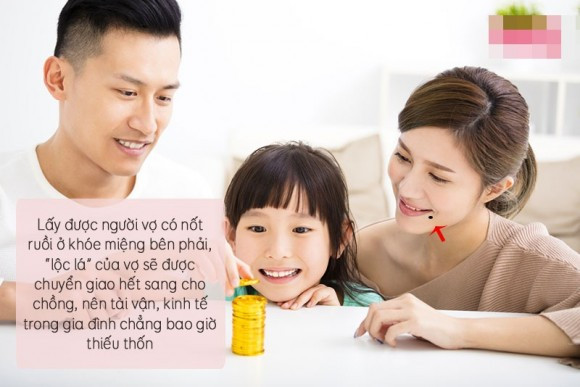 5. Nốt ruồi ở khóe miệng: Đây là đặc điểm của người phụ nữ sinh ra đã có lộc trời cho, tiền của dồi dào, con cái mạnh giỏi phương trưởng thành công. Trước khi lập gia đình, họ rất có duyên làm ăn, sau khi yên bề gia thất, họ sẵn sàng lui về hậu phương, chuyên tâm chăm lo cho gia đình. “Lộc lá” của họ sẽ được chuyển giao hết sang cho chồng, nên tài vận, kinh tế trong gia đình chẳng bao giờ thiếu thốn, lúc nào cũng viên mãn tròn đầy. Lấy được người vợ hiền và quý như vậy, ai không thèm cơ chứ?