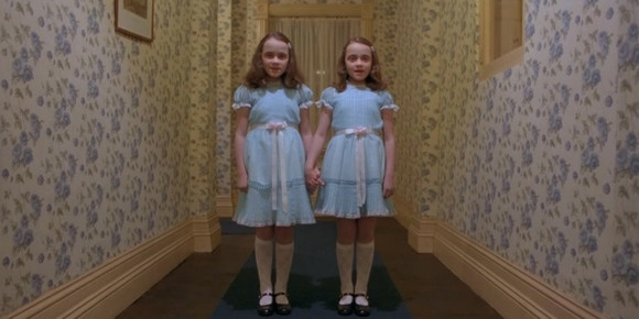 Hồn ma ở Stanley Hotel: Tại Stanley Hotel (Colorado, Mỹ) rất nhiều người ở đây đã phàn nàn về các âm thanh khó chịu, kỳ lạ. Ngay cả một số nhân viên ở đây cũng cho biết đã nghe thấy tiếng ai đó chơi piano trong phòng khiêu vũ lớn trong khi thực tế không ai ở đó. Thậm chí người ta còn nghe thấy tiếng trẻ em chơi đùa trong hội trường mặc dù vào thời điểm đó không có trẻ em tại khách sạn. Câu chuyện kể lại rằng một nghệ sĩ tên Floda đã chết đuối tại đây từ lâu và quay về chơi piano. Du khách đã nói rằng nhìn thấy những bóng ma trong phòng của họ.