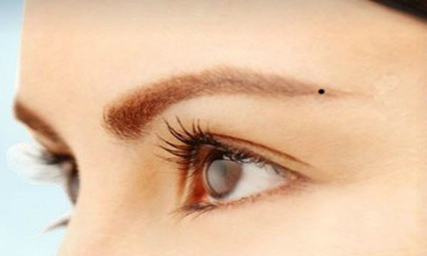 Ngoài ra, nếu có nốt ruồi xuất hiện ở phía đầu lông mày và bị lông mày che khuất, chứng tỏ chủ nhân rất thông minh, nhạy bén, phong thái đĩnh đạc, có chí tiến thủ mạnh mẽ. Bạn có tài về nghệ thuật hoặc khoa học. Chỉ cần làm những ngành nghề liên quan tới hai lĩnh vực trên là có thể thành công rực rỡ. Còn nếu có nốt ruồi ẩn sâu ở phần đuôi lông mày, là dấu hiệu cho thấy cuộc sống của bạn luôn vui vẻ, sung túc, tiền bạc lúc nào cũng rủng rỉnh trong túi.