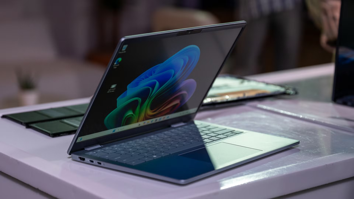 Laptop của HP nổi bật hơn MacBook Air nhờ đa dạng cổng kết nối và bảo mật Wolf Security for Business.(Ảnh: How-To Geek)