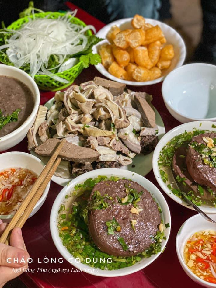 Cháo lòng cô Dung ngõ Đồng Tâm (274 Lạc Tray) cũng là quán ưng nhất được nhiều khách du lịch ghé qua.
