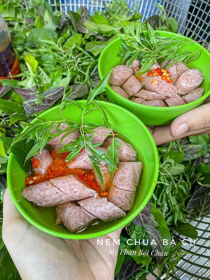 Nem chua bà cụ 167 Phan Bội Châu cũng là món được nhiều bạn trẻ yêu thích khi đến trải nghiệm ẩm thực Hải Phòng.
