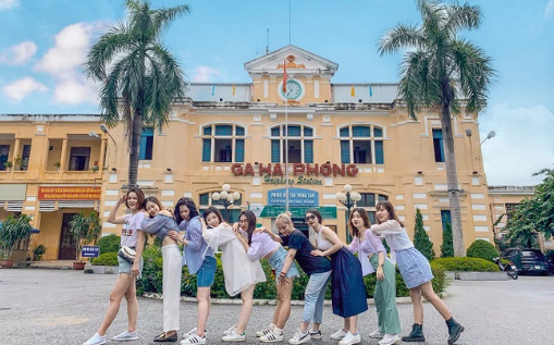 Mới đây Sở Du lịch Hải Phòng đã quyết định sẽ phát hành bản đồ Food tour Hải Phòng cho các tín đồ mong muốn trải nghiệm "ăn sập" thành phố Cảng. Đặc biệt các bạn trẻ đang sống và làm việc ở Hà Nội dễ dàng trải nghiệm ẩm thực nơi đây chỉ một ngày, di chuyển bằng tàu hỏa rất thuận tiện.