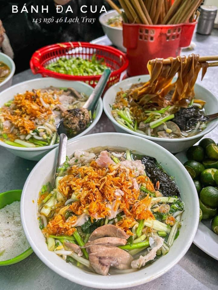 Nói đến đặc sản Hải Phòng không ai có thể bỏ qua món bánh đa cua, nổi tiếng với hai loại: bánh đa cua bể và bánh đa cua đồng. Theo nhiều người gợi ý, một trong những địa chỉ nên ghé qua để thưởng thức món ăn này là 143 ngõ 46 Lạch Tray.