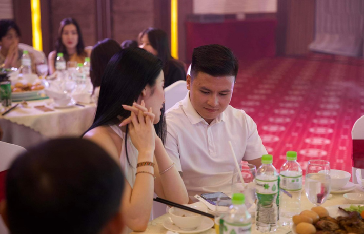Sau khi chia tay Huỳnh Anh, Quang Hải được cho là hẹn hò gái xinh Chu Thanh Huyền, nhưng họ không công khai.