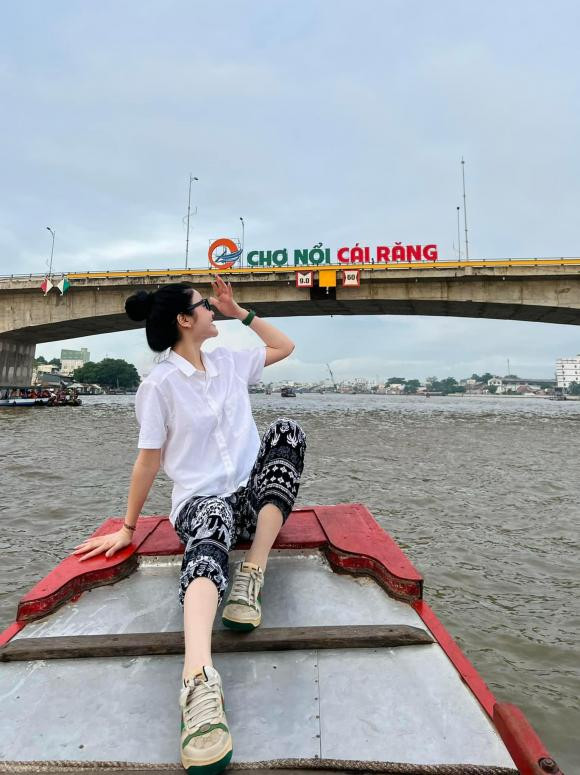 Rất nhiều hình ảnh nàng WAGs tại chuyến đi Cần Thơ lần này. Cô thăm thú chợ nổi, ghé qua các miệt vườn,...
