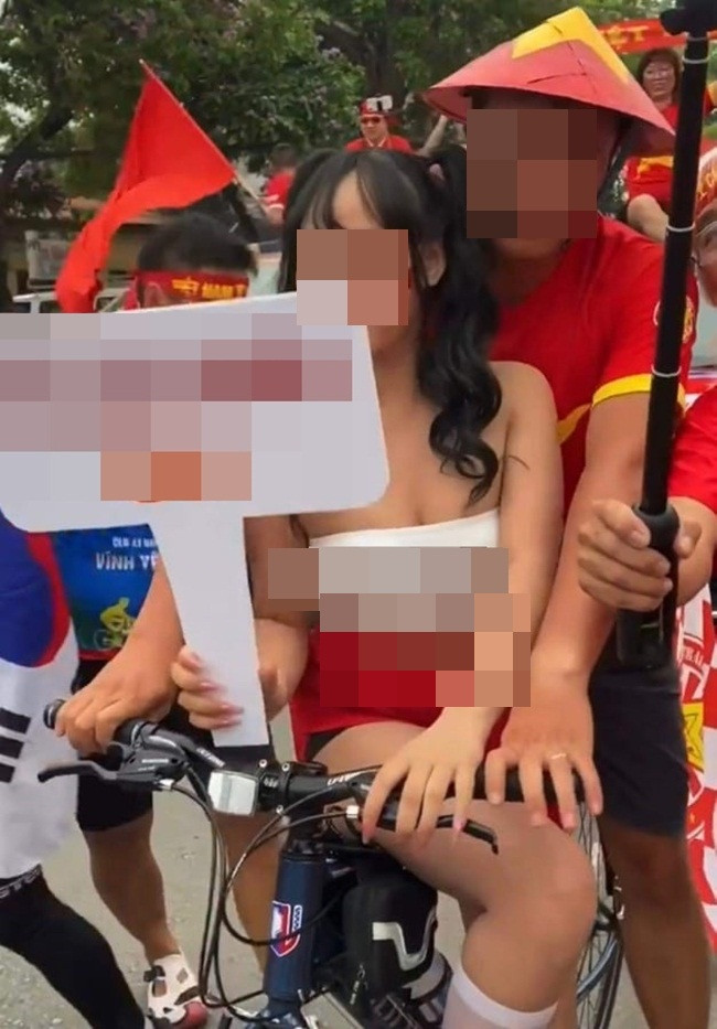 Mới đây những hình ảnh các nữ cổ động viên bóng đá Việt ăn mặc phản cảm đang làm cư dân mạng vô cùng nhức mắt. Diện áo ngắn cũn, mặc chân váy hở hang,...họ nhanh chóng lọt vào tầm ngắm của nhiều người tại đây.