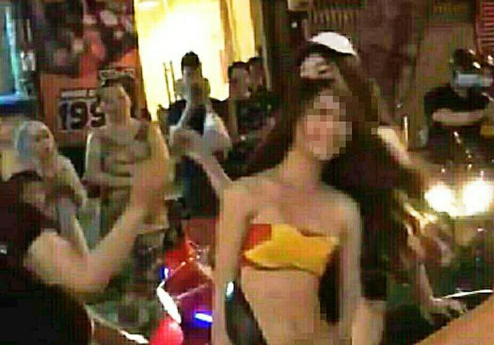 Nhiều cô gái diện trang phục ngắn cũn cỡn làm người đi đường lắc đầu ngán ngẩm. Ảnh: Tổng hợp