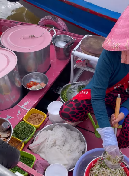 Sự sáng tạo màu sắc ở những chiếc ghe buôn bán này không những thu hút thêm khách du lịch mà còn tô điểm thêm cho khung cảnh sông nước miền Tây thêm thú vị. Ảnh: Cắt từ clip