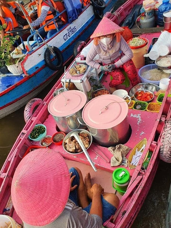 Nhiều cư dân mạng còn thi nhau "tag" tên bạn bè vào, cùng lên lịch một chuyến khám phá chợ nổi miền Tây. Ảnh: Phạm Đỗ Minh Trung