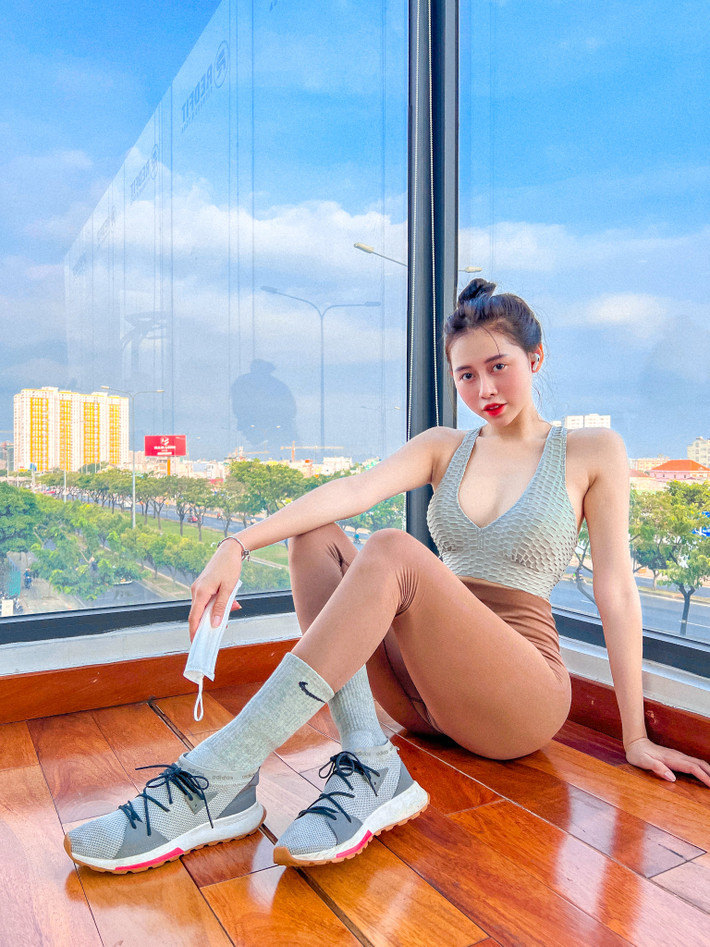 Nhờ rèn luyện lối sống tích cực đó mà hot girl 9x vốn đã xinh đẹp nay lại càng thăng hạng nhan sắc.