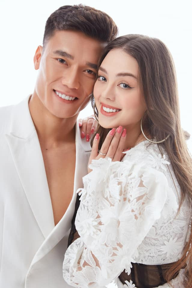 Trước khi đến Việt Nam sinh sống, cô từng đầu quân cho một công ty người mẫu. Đơn vị này hoạt động ở nhiều nước như: Singapore, Malaysia, Thổ Nhĩ Kỳ, Đức...