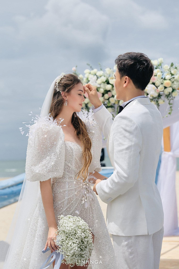 Ngoài dàn khách mời toàn những tên tuổi có tiếng, cư dân mạng đặc biệt dành lời khen cho sắc vóc xinh đẹp, lộng lẫy đến vợ Bùi Tiến Dũng. Cô nàng ngoại quốc sở hữu thân hình đẹp miễn bàn, chân dài thẳng tắp khiến ai cũng xuýt xoa.
