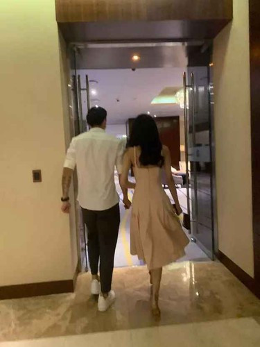 Cả 2 sánh bước dưới hầm gửi xe rồi tiến vào sảnh. Dù đeo khẩu trang kín mít nhưng nhìn vóc dáng và trang phục, nhiều người nhận ra cầu thủ Đoàn Văn Hậu và Top 10 Hoa hậu Việt Nam 2020.