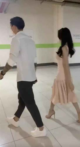 Tại đám cưới Hà Đức Chinh, Văn Hậu cũng lộ hình ảnh hộ tống bạn gái đến bữa tiệc.
