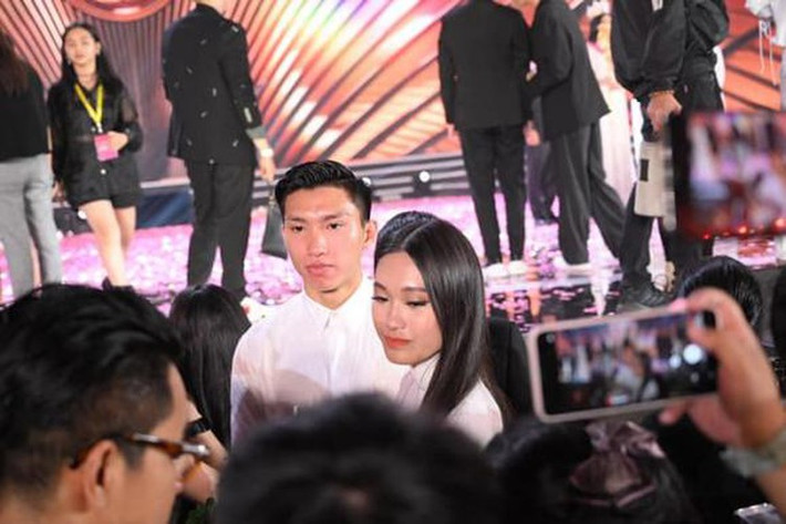 Đoàn Văn Hậu và Doãn Hải My thường xuyên xuất hiện cùng nhau trong đám cưới hội cầu thủ.
