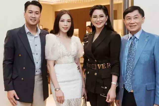 Dưới bài viết, Phillip Nguyễn và Linh Rin nhận được rất nhiều lời chúc mừng hạnh phúc từ cư dân mạng.