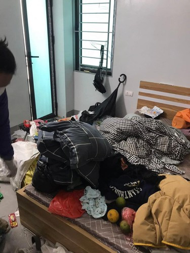 Chỉ bớt duy nhất một góc phòng để nằm ngủ, còn lại là đồ đạc bừa bãi, chồng chất mọi ngóc ngách.