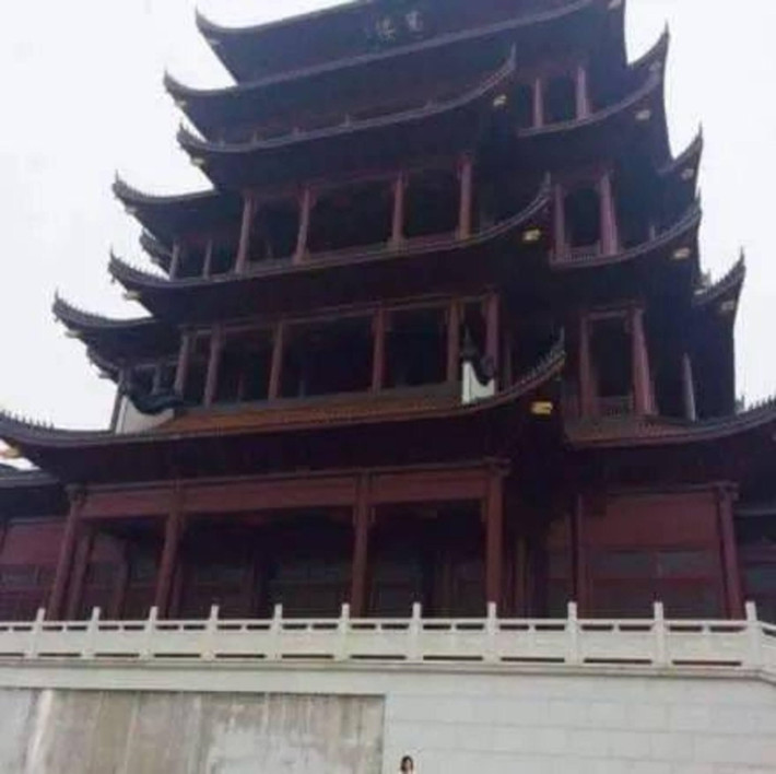 "Mọi người có nhìn thấy em trong bức ảnh không?" chắc hẳn là lời mà cô gái muốn nói.