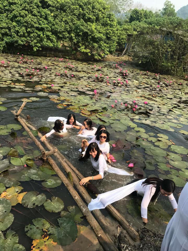 Lần này thì cả hội cùng ngã nên khỏi lo ai trêu cười ai.