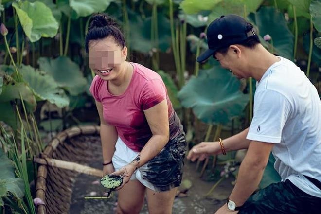 Cô gái này muốn thực hiện một bộ ảnh khác với những tấm hình đã chụp ở hồ sen trước đó nên cô chỉ diện áo hồng, quần short trắng. Tuy nhiên, thuyền bị lật, cô ngã luôn xuống ao sen. Quần và một góc áo ướt, lấm hết bùn đen.