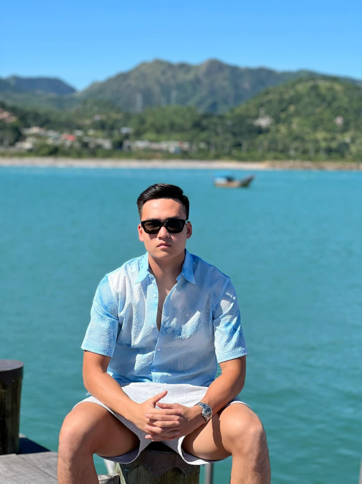 Ở SEA Games 31 lần này, Bùi Hoàng Việt Anh không chỉ gây ấn tượng với lối chơi bóng, mà chính nhan sắc cực phẩm của anh đã làm hội chị em điêu đứng.