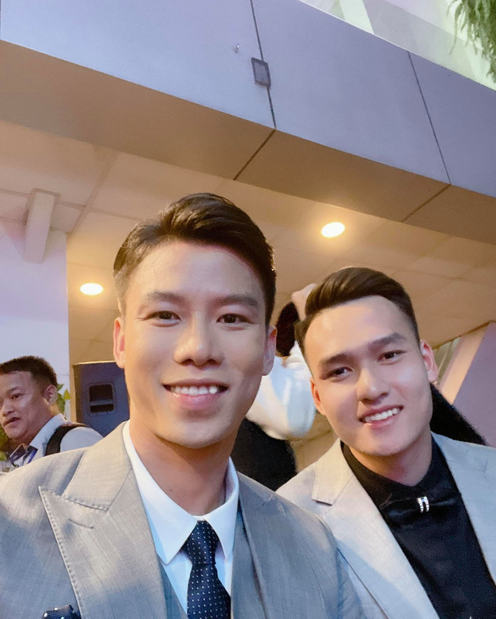 Không chỉ có cho mình những thành tích đáng mong đợi khi tuổi đời còn khá trẻ, anh còn khiến hội chị em "đốn tim" bởi ngoại hình điển trai cùng chiều cao ấn tượng.