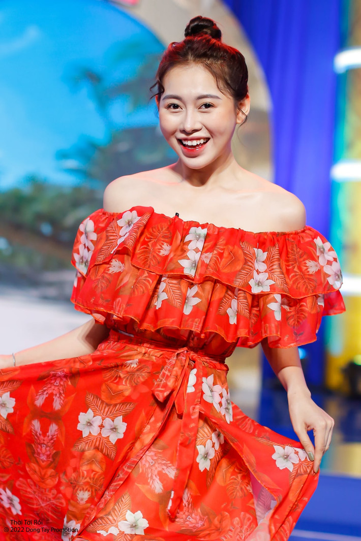 Việt Phương Thoa (quê Quảng Ngãi) nổi tiếng trên mạng xã hội với hàng triệu người theo dõi trên nhiều nền tảng giải trí với biệt danh "chị Google" hay "nữ CEO giả danh".