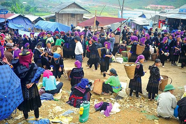 Đến phiên chợ du khách sẽ có cơ hội chiêm ngưỡng sắc màu Tây Bắc của chợ phiên vùng cao bên dãy núi đá sừng sững, cũng như ngắm nhìn những bộ trang phục đẹp mắt của các nền văn hóa thuộc các dân tộc như Mông, Xạ Phang, Dao,...