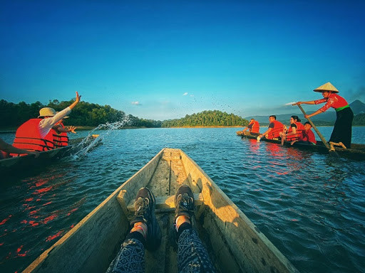 Du khách có thể tận hưởng khung cảnh huyền ảo nhiều sắc màu, chèo thuyền du ngoạn, hoặc đơn giản chỉ là nghỉ dưỡng trong khung cảnh thanh bình.
